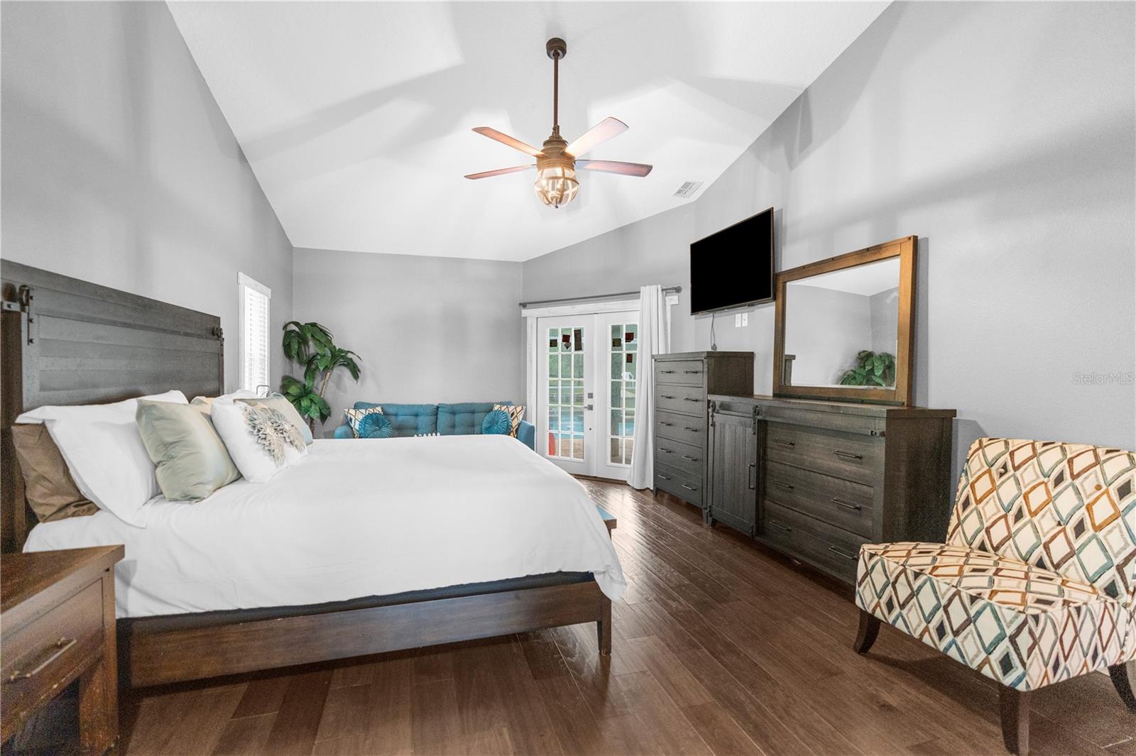 Listing photo id 23 for 9 Plumbago Court