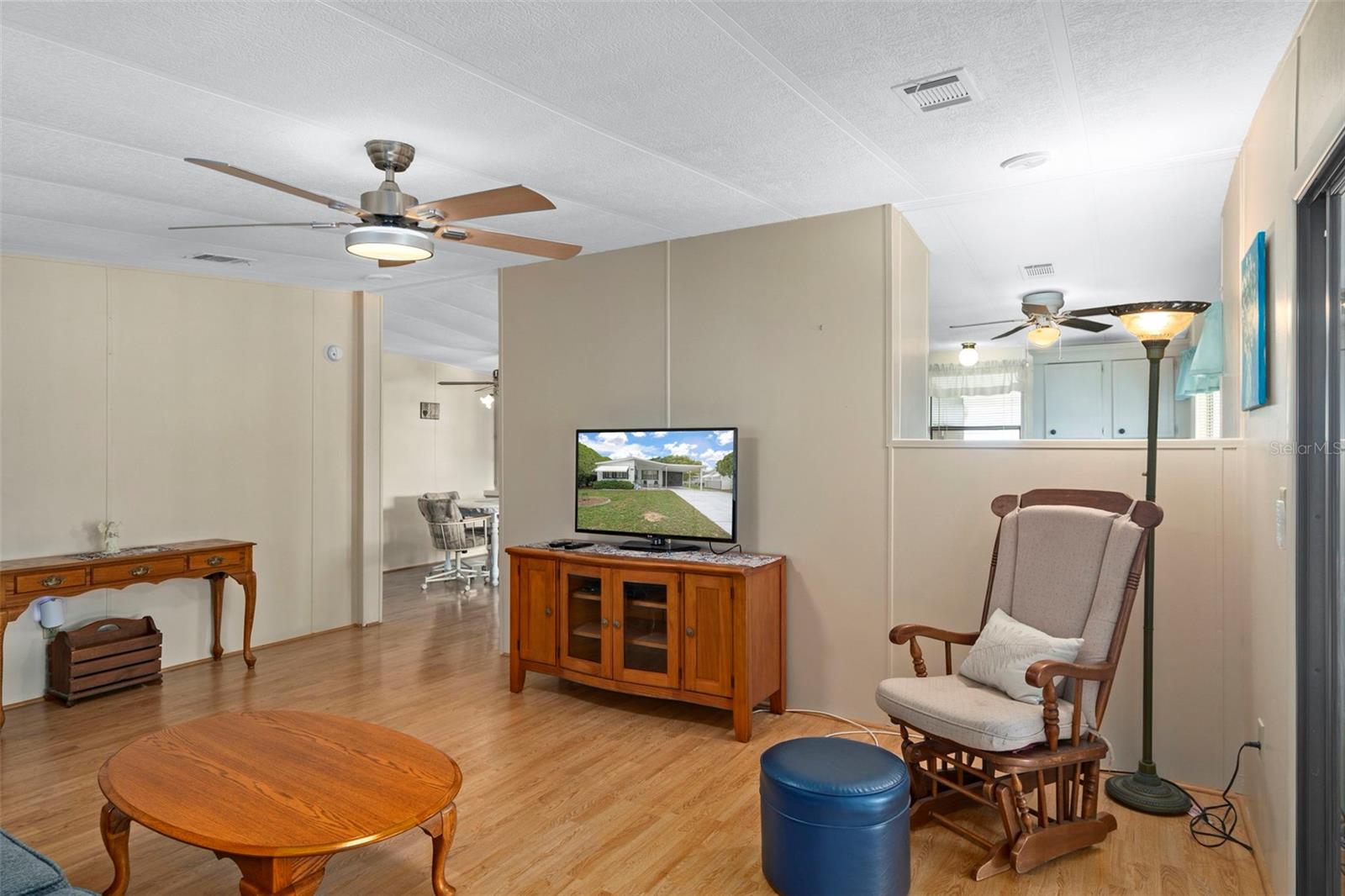 Listing photo id 9 for 8123 Dalavan Drive