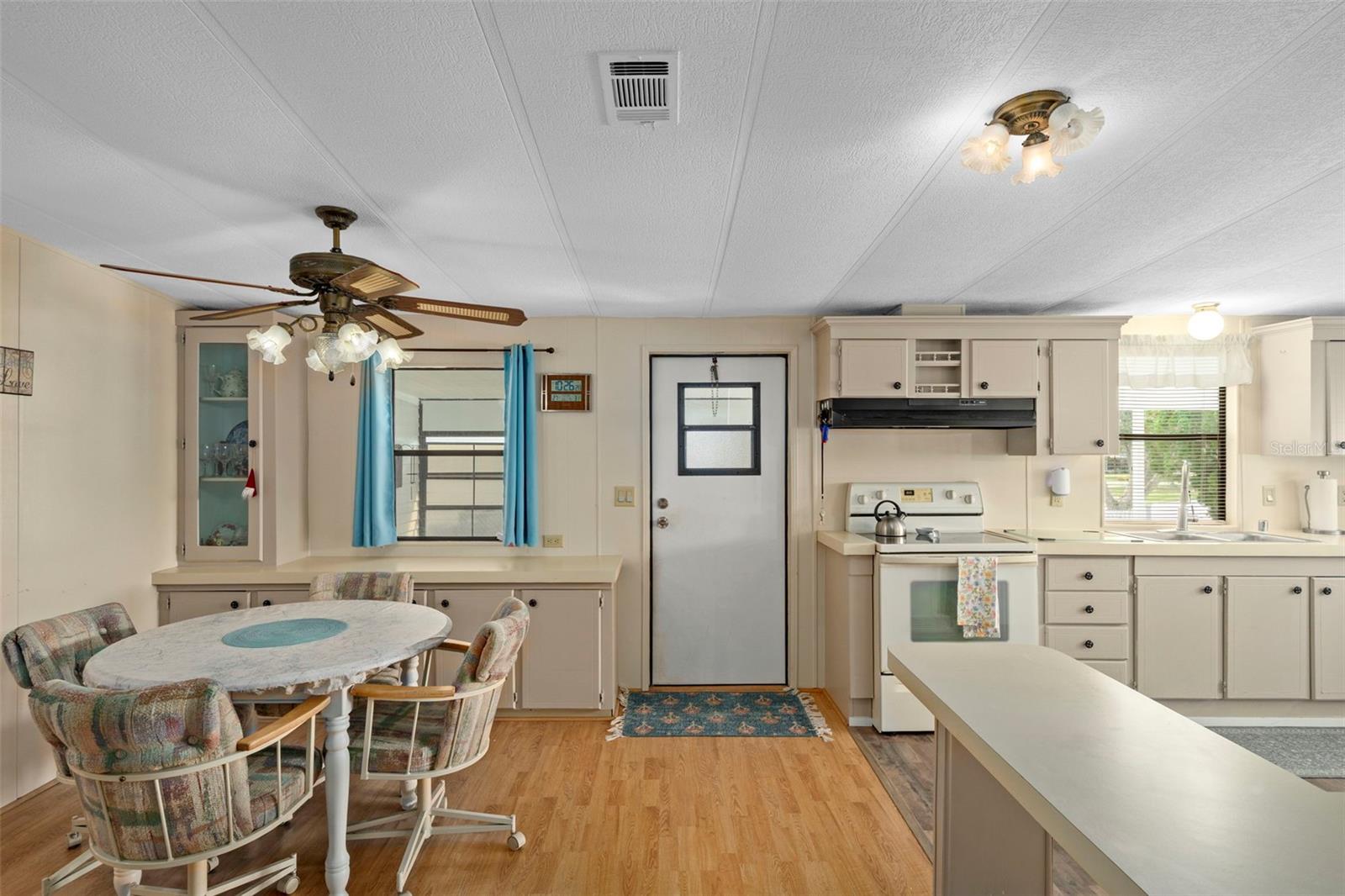 Listing photo id 11 for 8123 Dalavan Drive