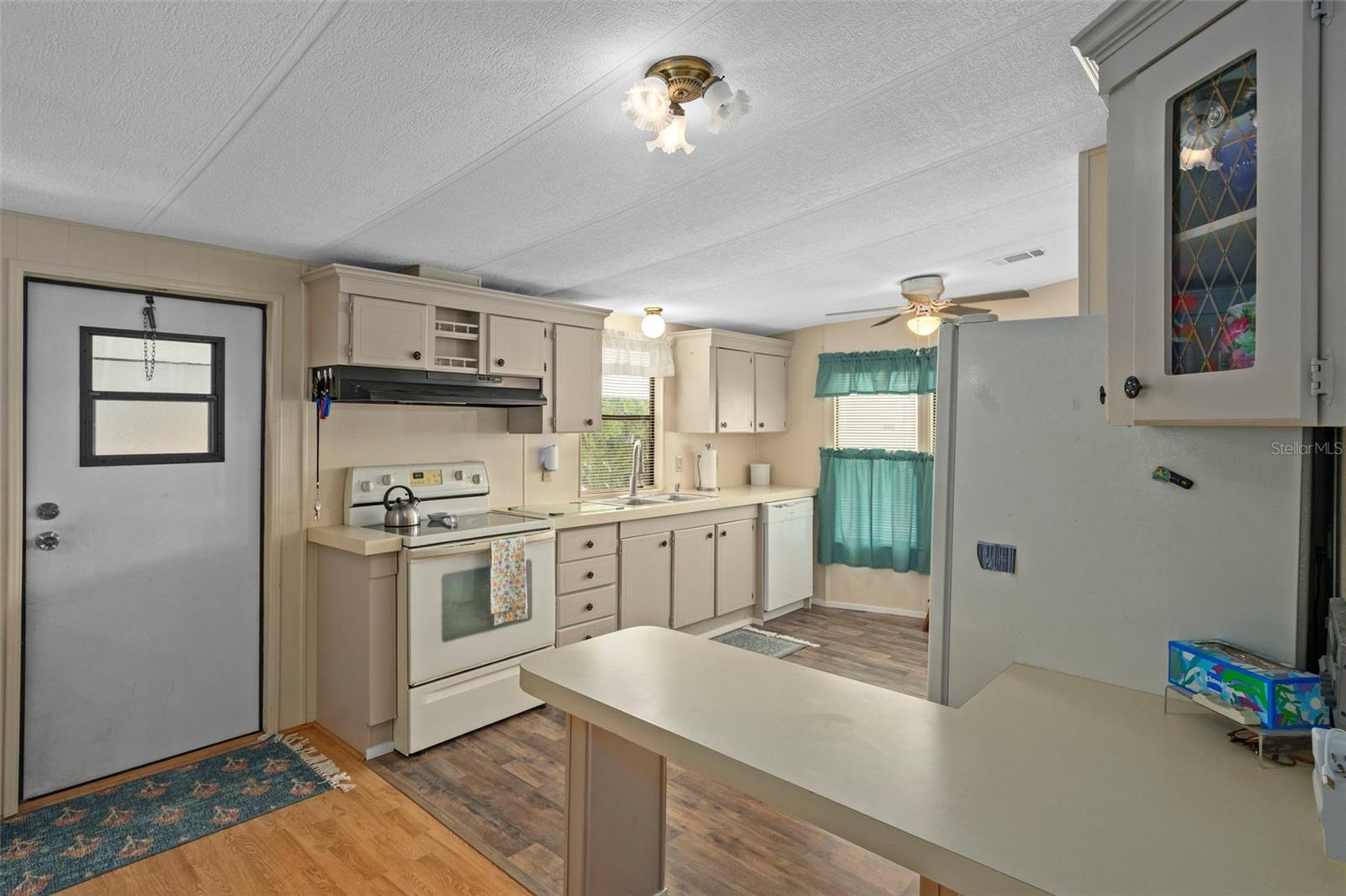 Listing photo id 12 for 8123 Dalavan Drive