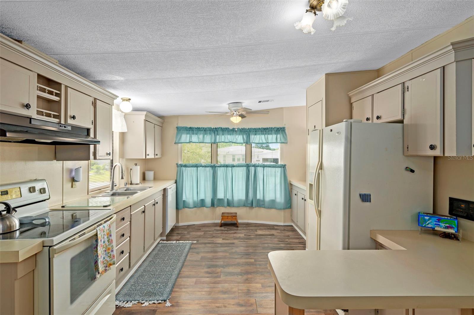 Listing photo id 13 for 8123 Dalavan Drive
