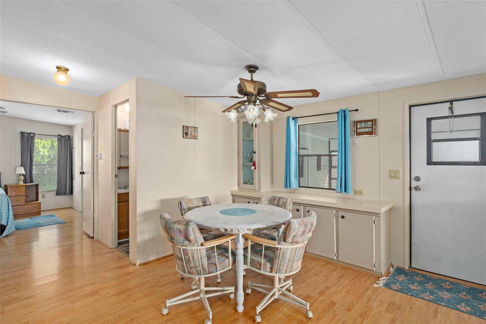 Listing photo id 16 for 8123 Dalavan Drive