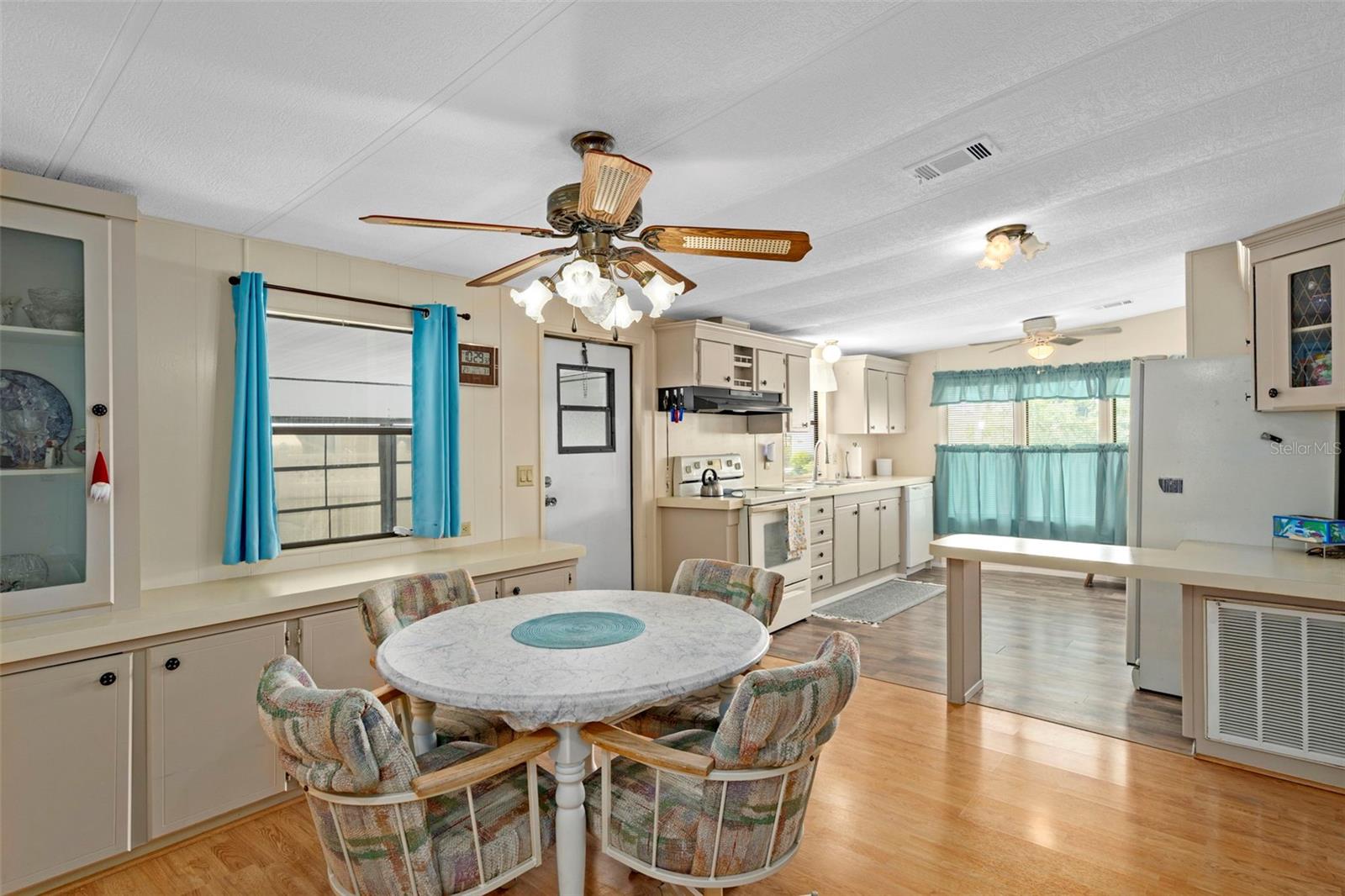 Listing photo id 17 for 8123 Dalavan Drive