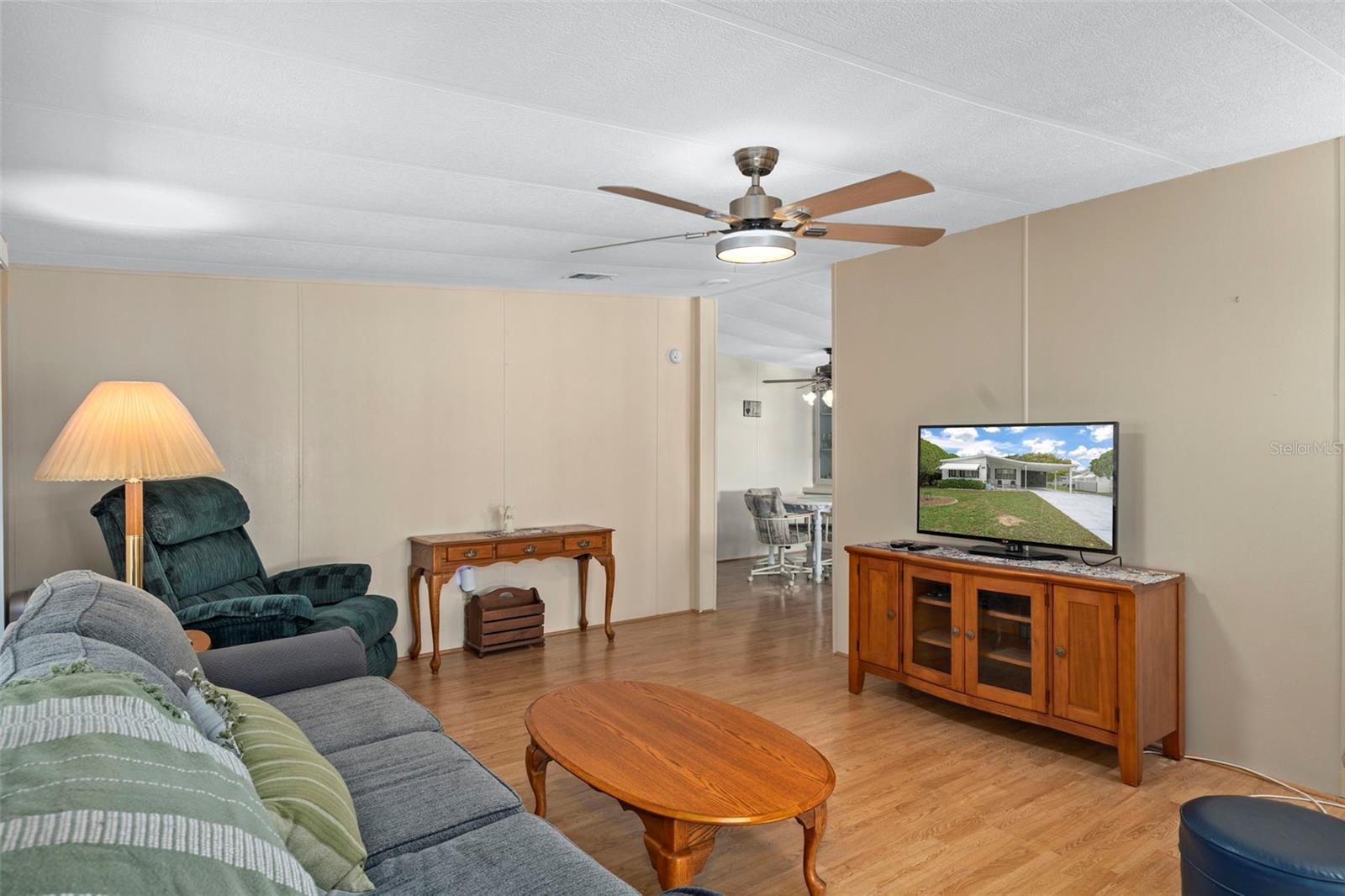 Listing photo id 5 for 8123 Dalavan Drive
