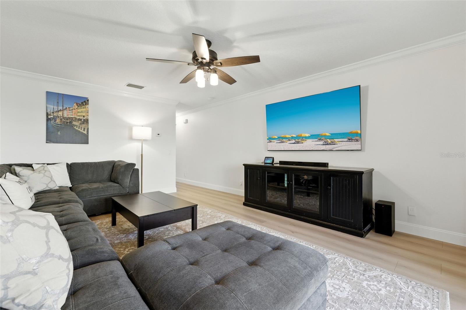 Listing photo id 10 for 3853 Island Way