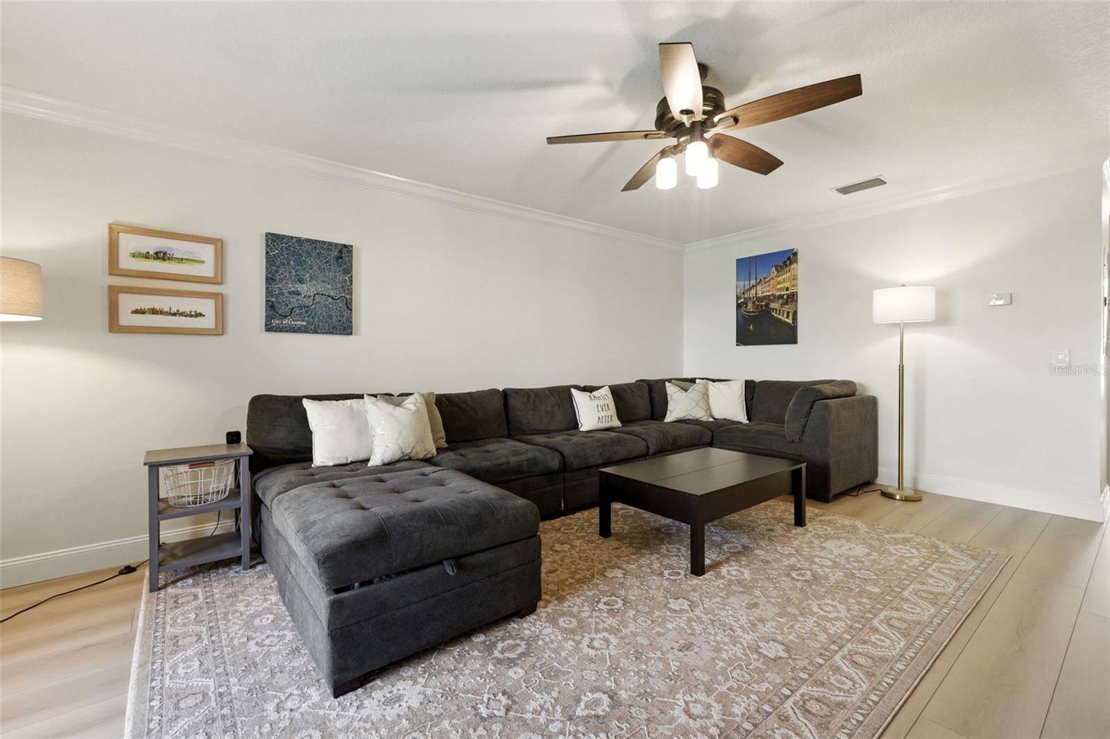 Listing photo id 11 for 3853 Island Way