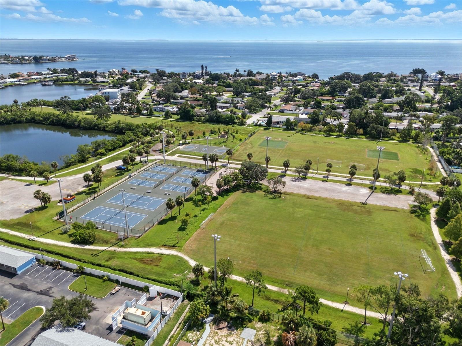 Listing photo id 24 for 3853 Island Way
