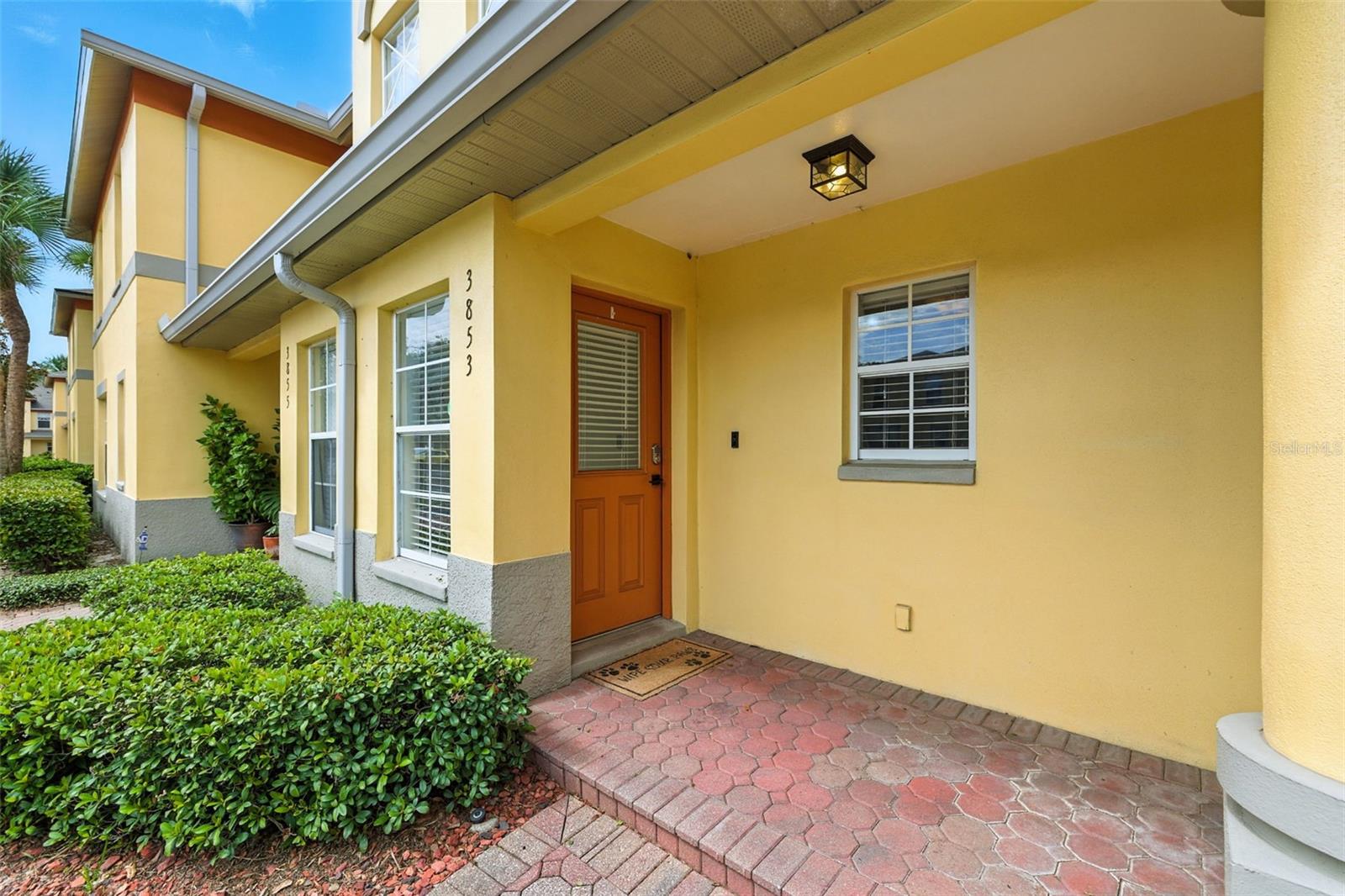 Listing photo id 1 for 3853 Island Way