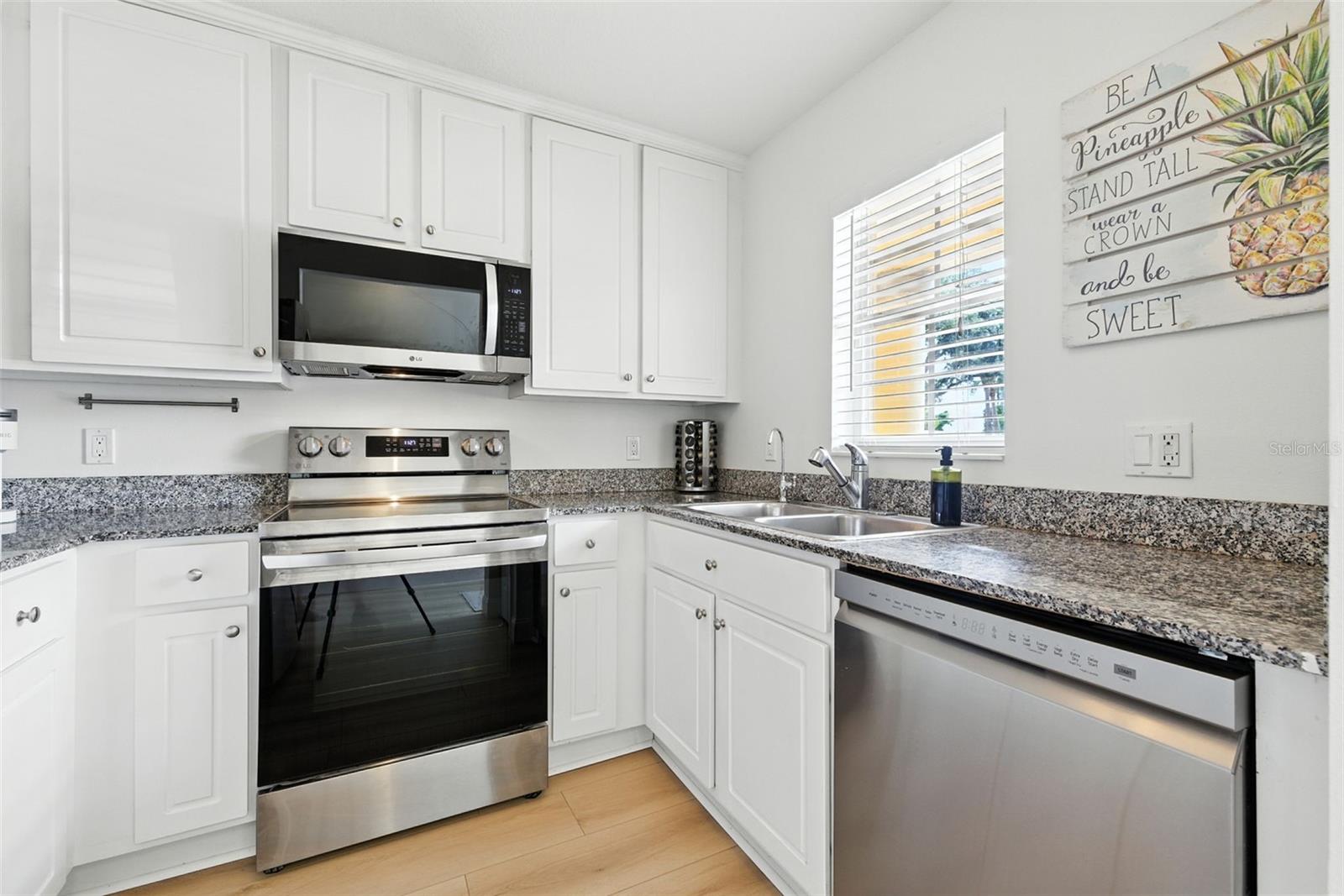 Listing photo id 3 for 3853 Island Way