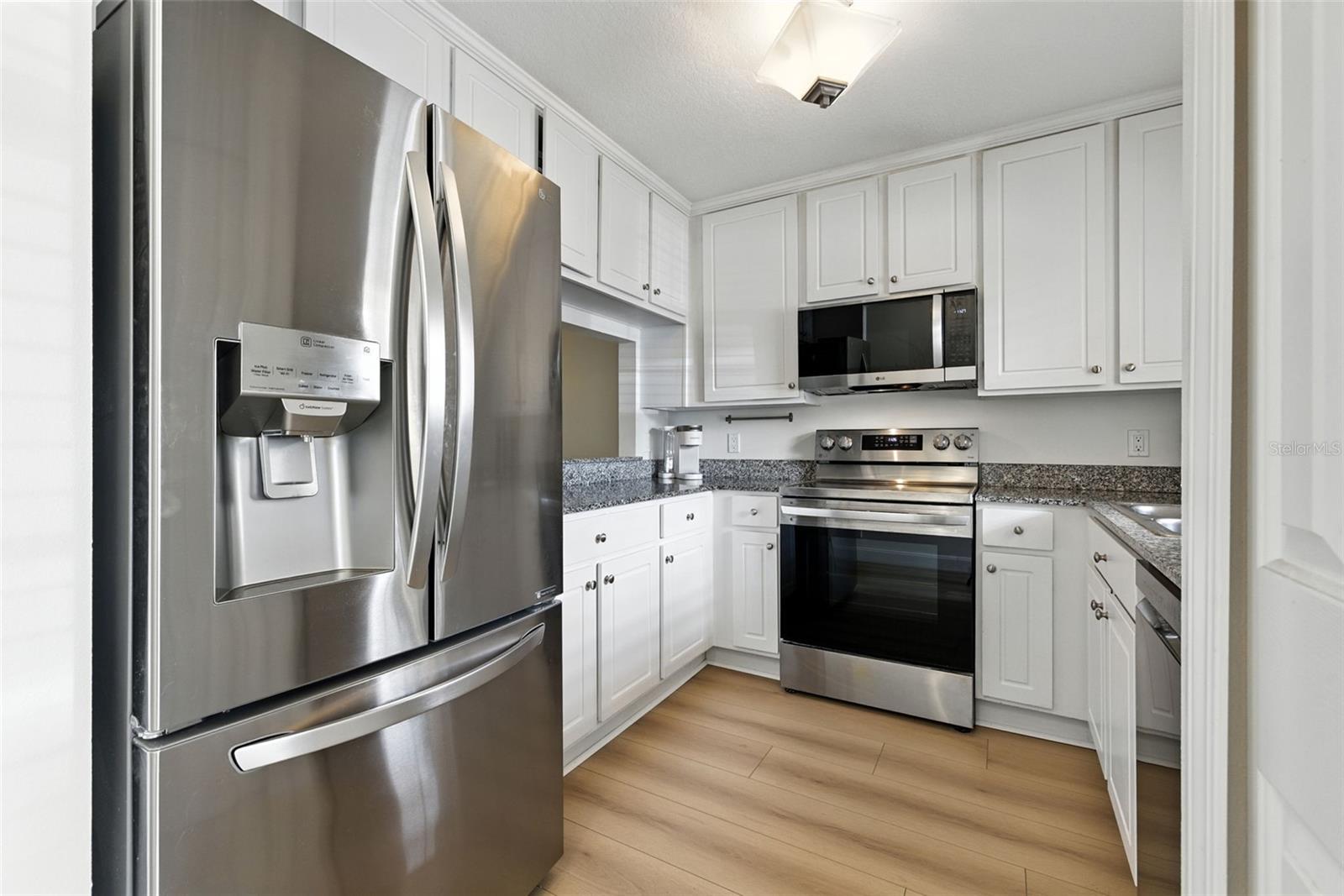 Listing photo id 4 for 3853 Island Way