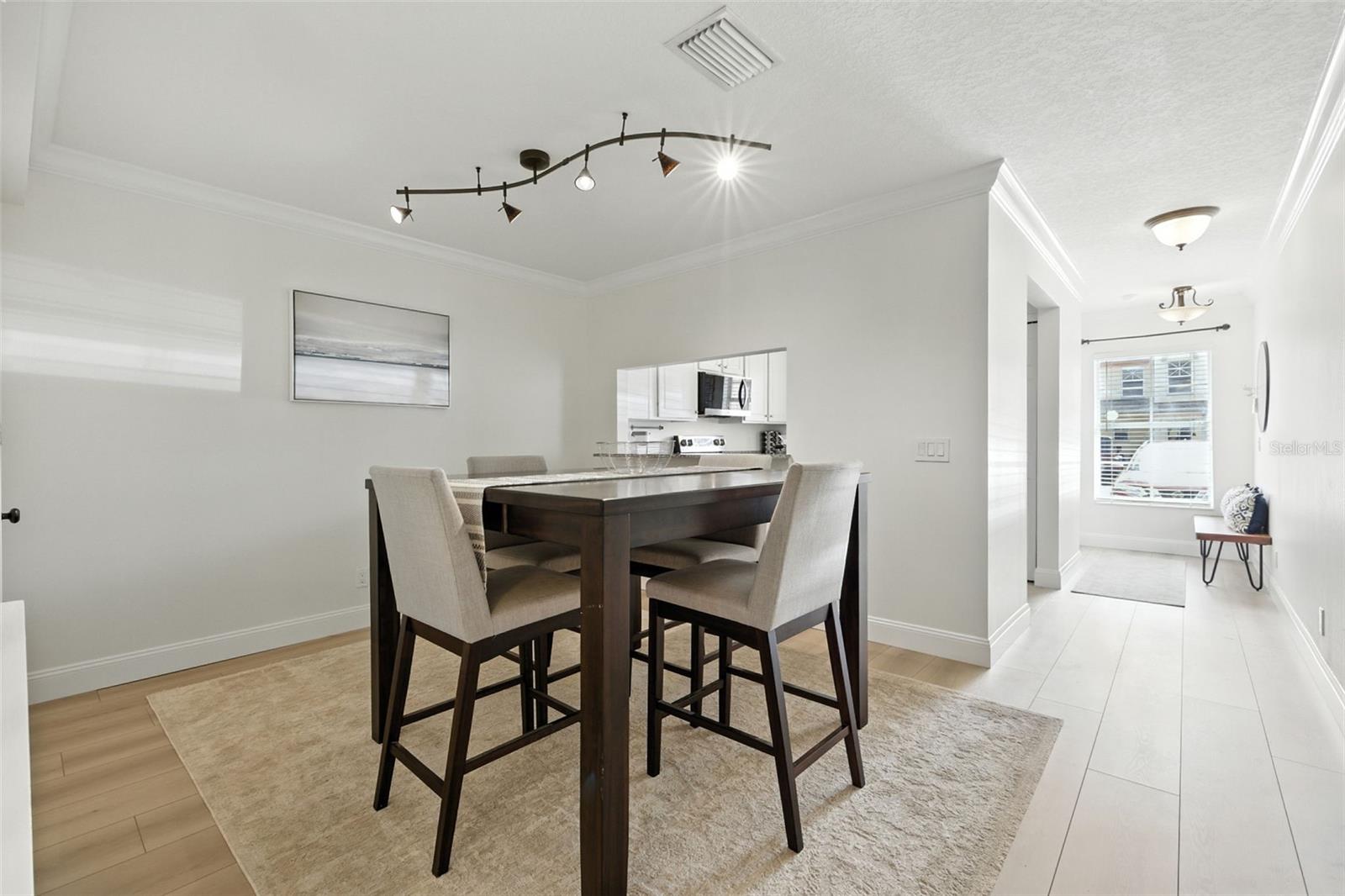 Listing photo id 7 for 3853 Island Way