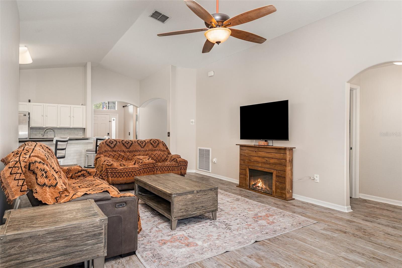 Image 10 of 27 For 7127 Cedarcrest Boulevard