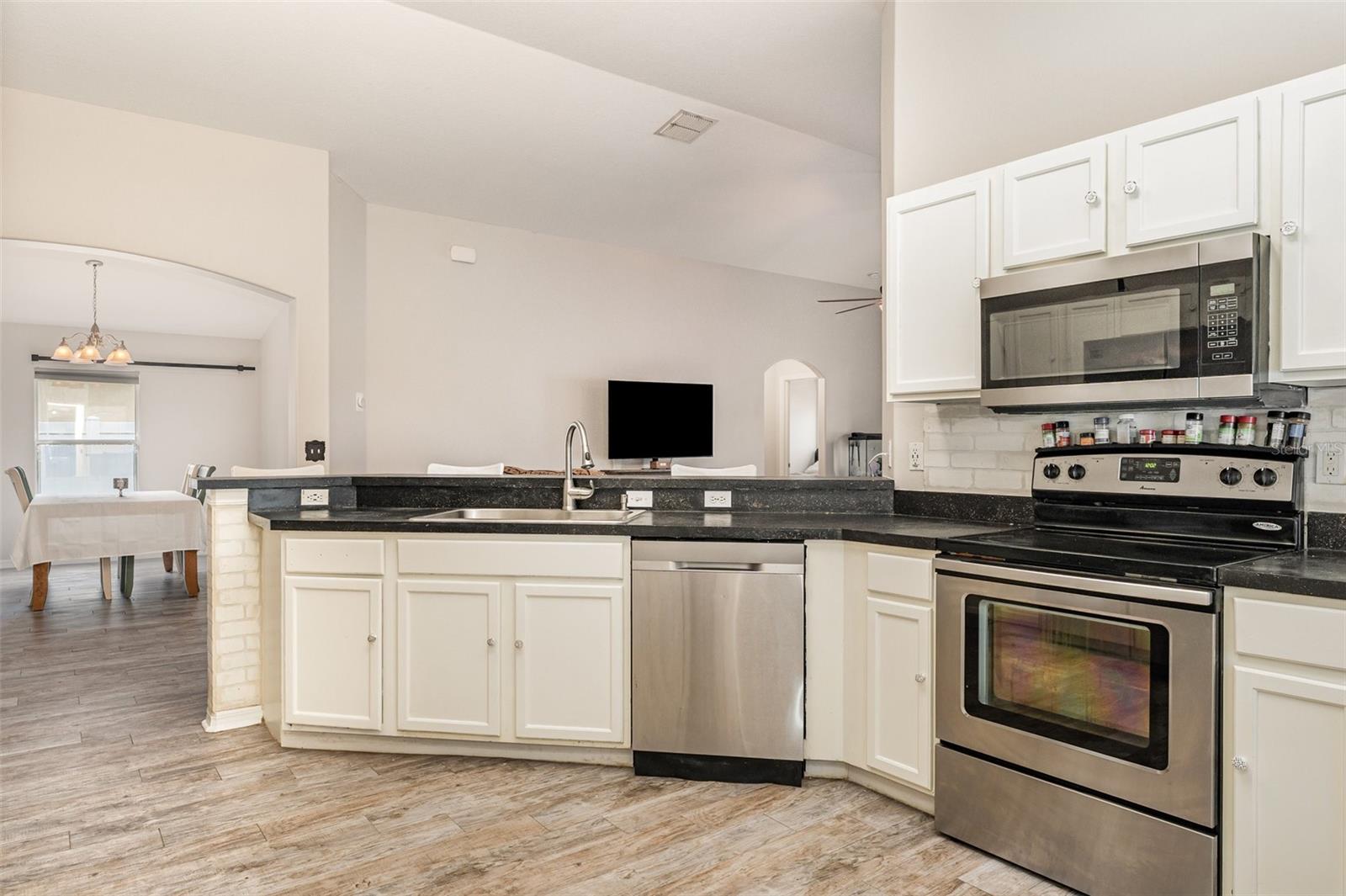Image 5 of 27 For 7127 Cedarcrest Boulevard