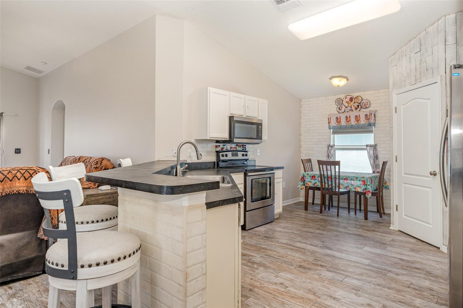 Image 6 of 27 For 7127 Cedarcrest Boulevard