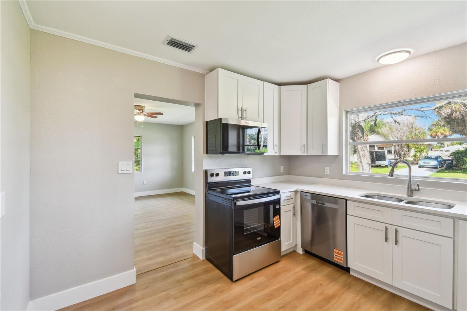 Listing photo id 8 for 951 Lantana Avenue