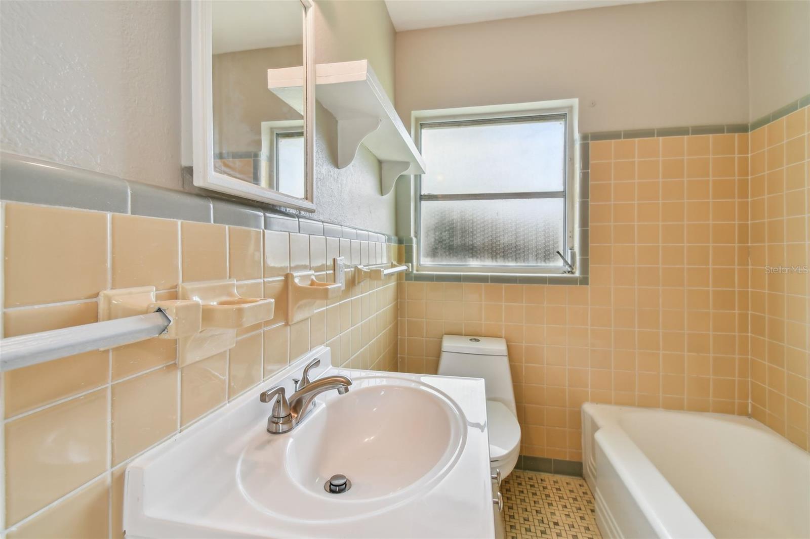 Listing photo id 11 for 951 Lantana Avenue