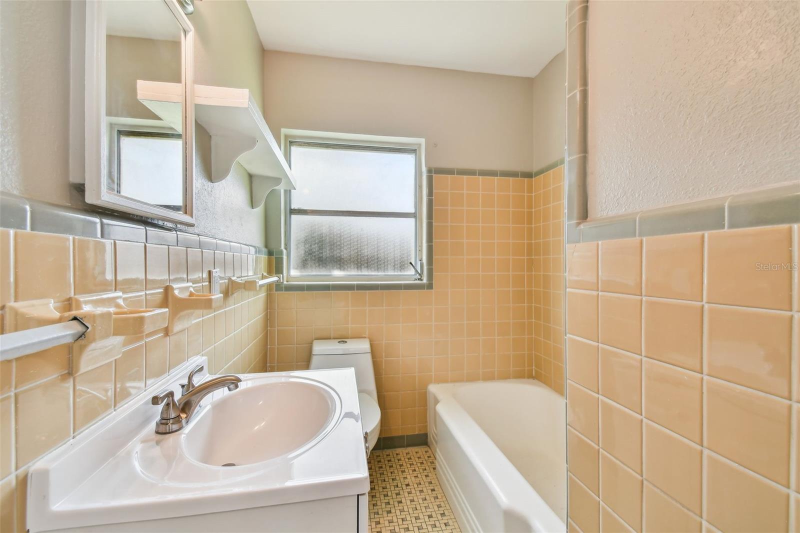 Listing photo id 13 for 951 Lantana Avenue