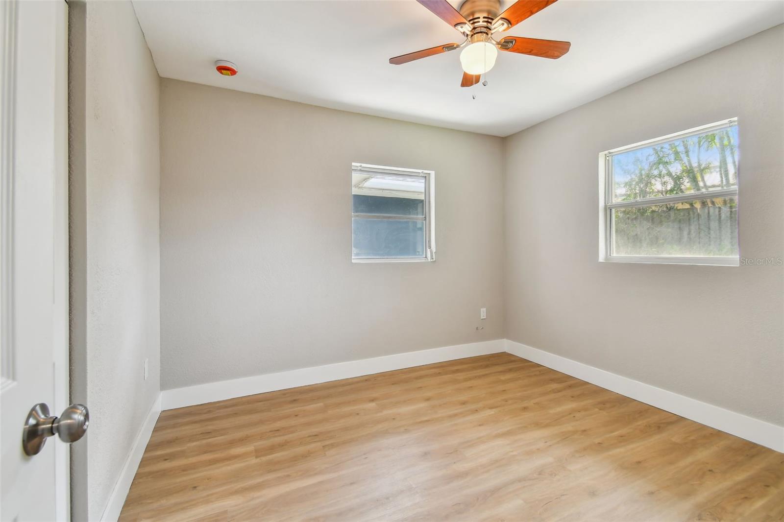 Listing photo id 14 for 951 Lantana Avenue