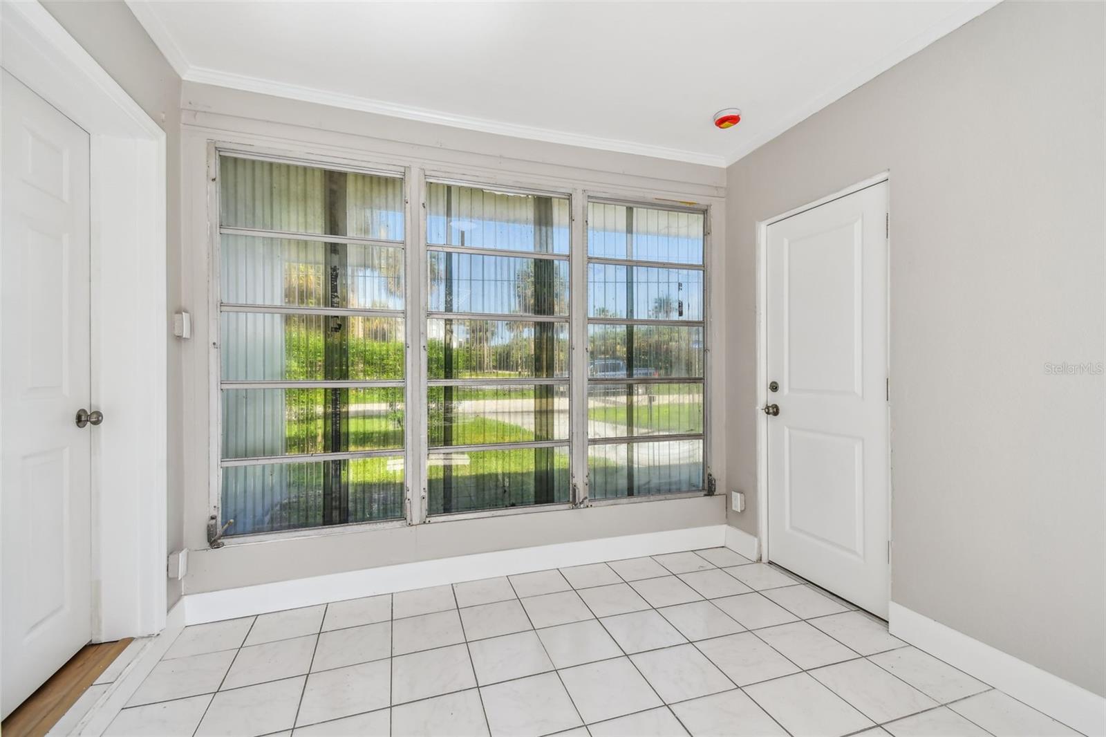 Listing photo id 17 for 951 Lantana Avenue