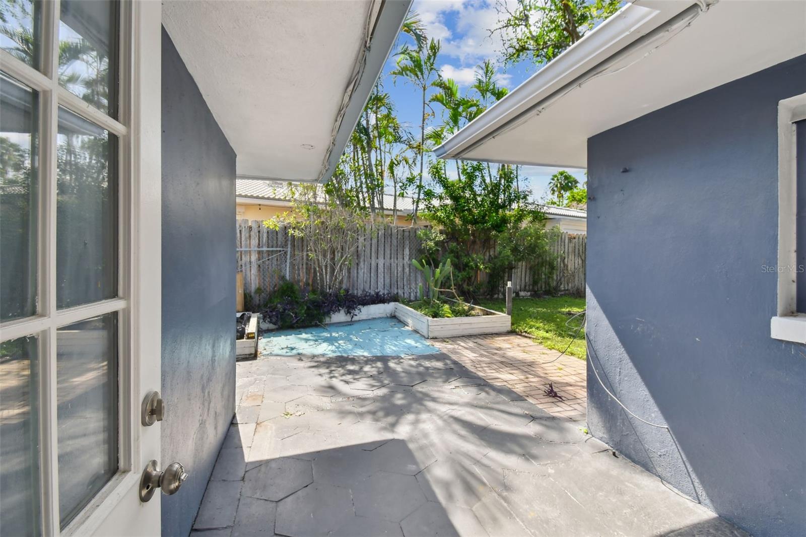 Listing photo id 18 for 951 Lantana Avenue