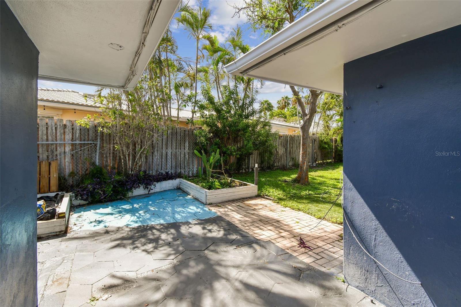 Listing photo id 19 for 951 Lantana Avenue