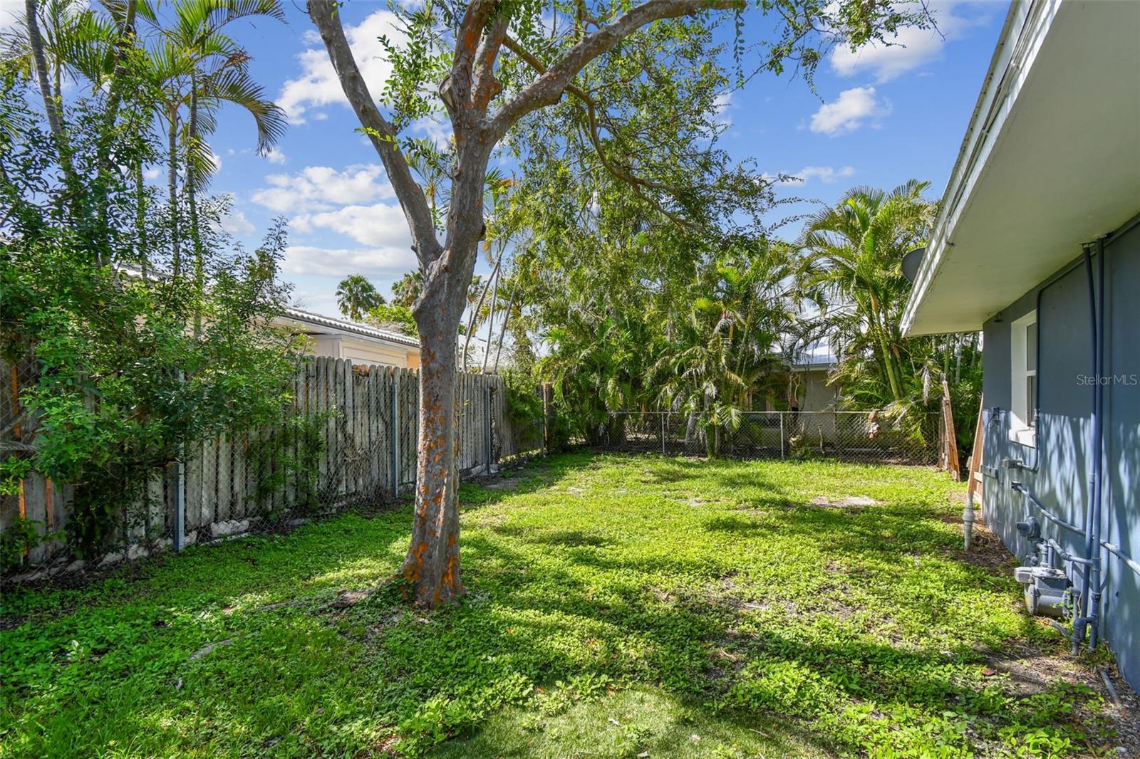 Listing photo id 20 for 951 Lantana Avenue