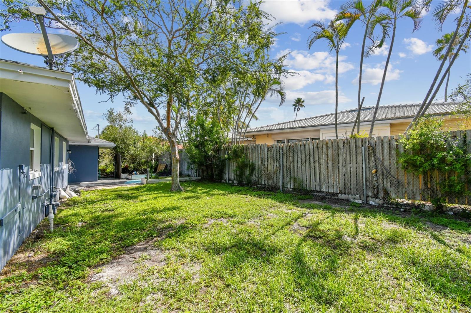 Listing photo id 21 for 951 Lantana Avenue
