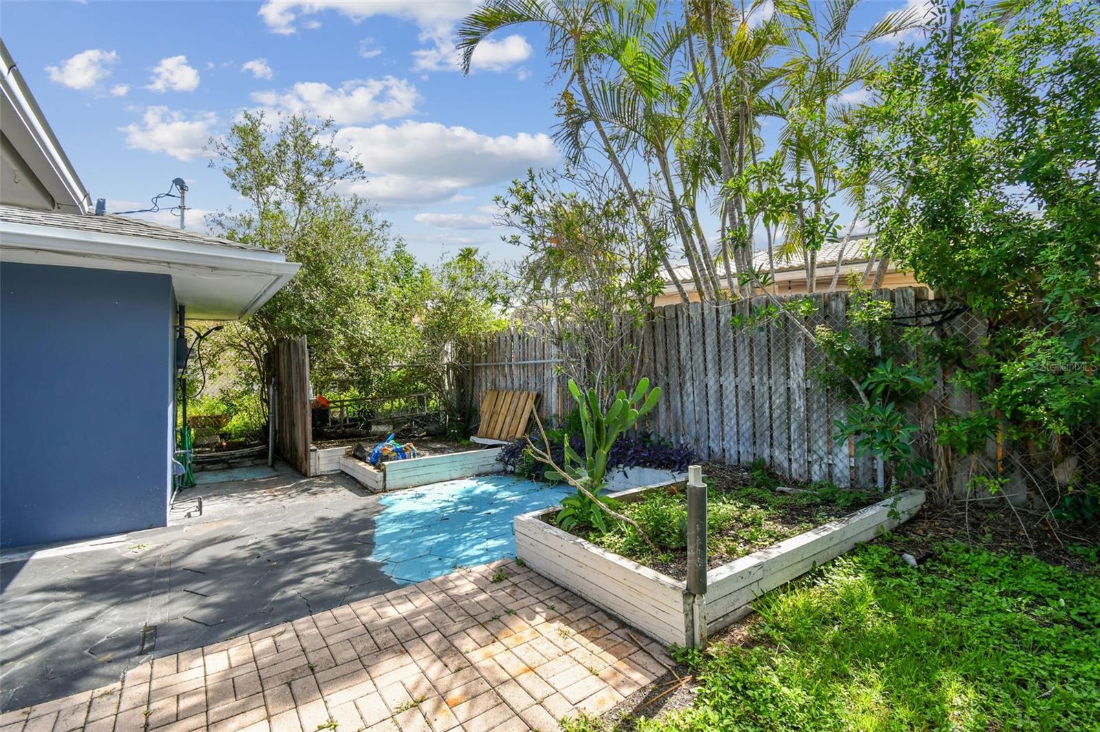Listing photo id 24 for 951 Lantana Avenue