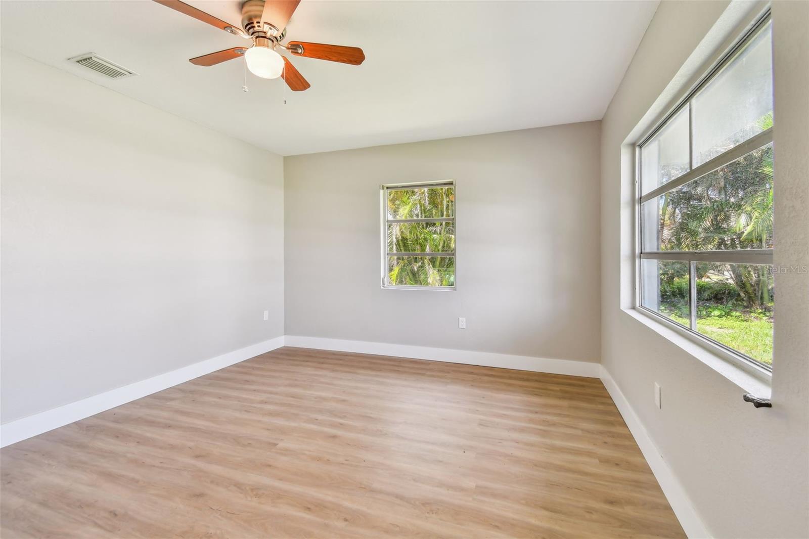 Listing photo id 1 for 951 Lantana Avenue
