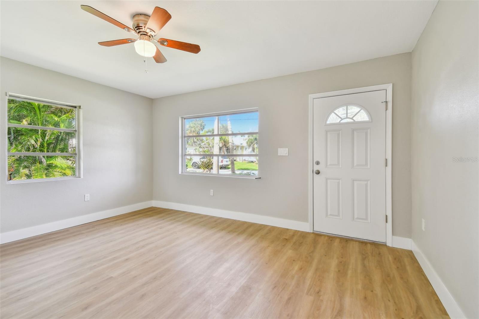 Listing photo id 2 for 951 Lantana Avenue