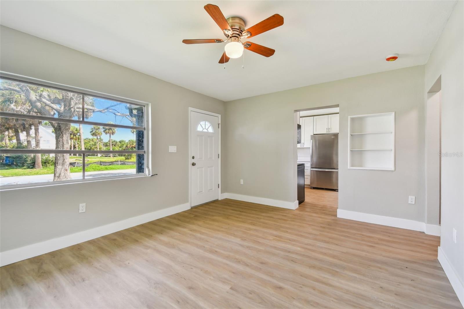 Listing photo id 3 for 951 Lantana Avenue