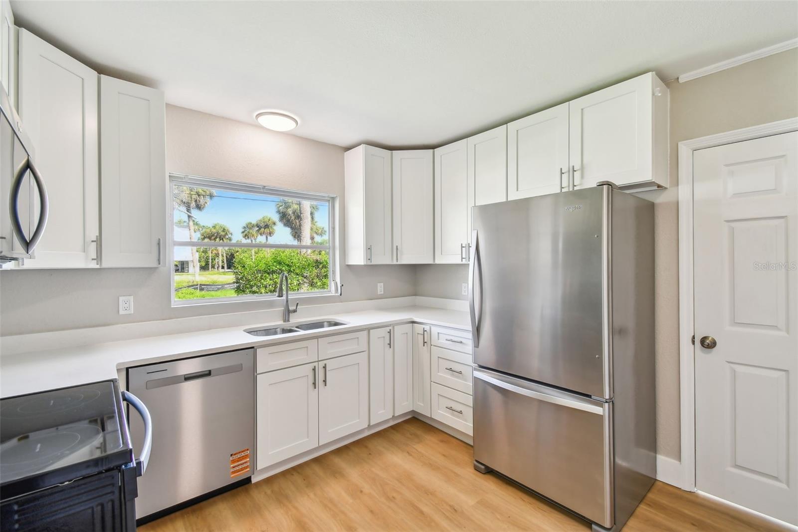 Listing photo id 4 for 951 Lantana Avenue