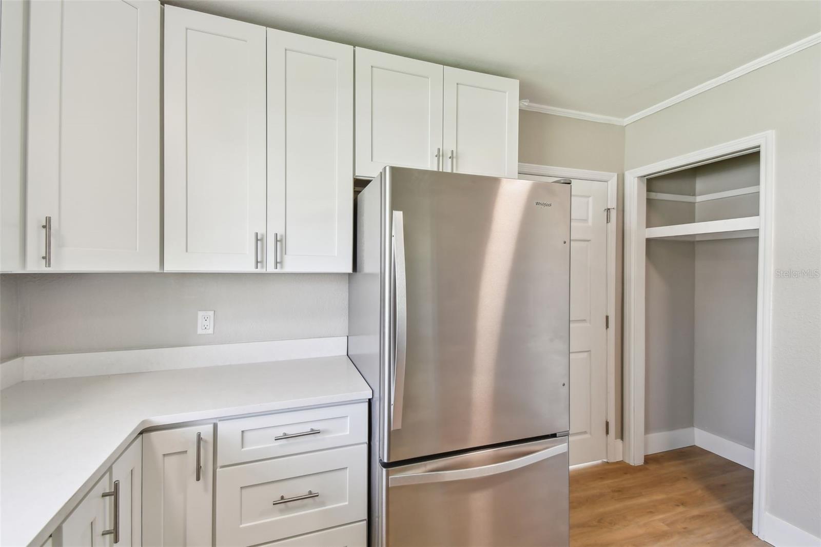 Listing photo id 5 for 951 Lantana Avenue