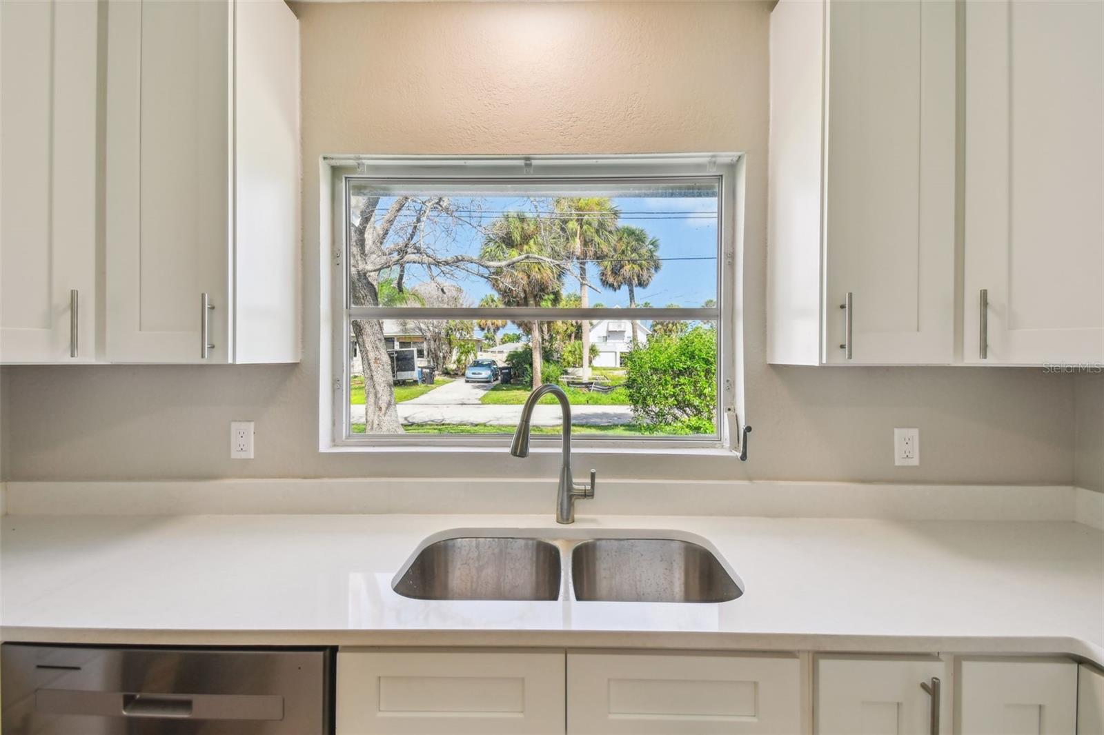 Listing photo id 6 for 951 Lantana Avenue