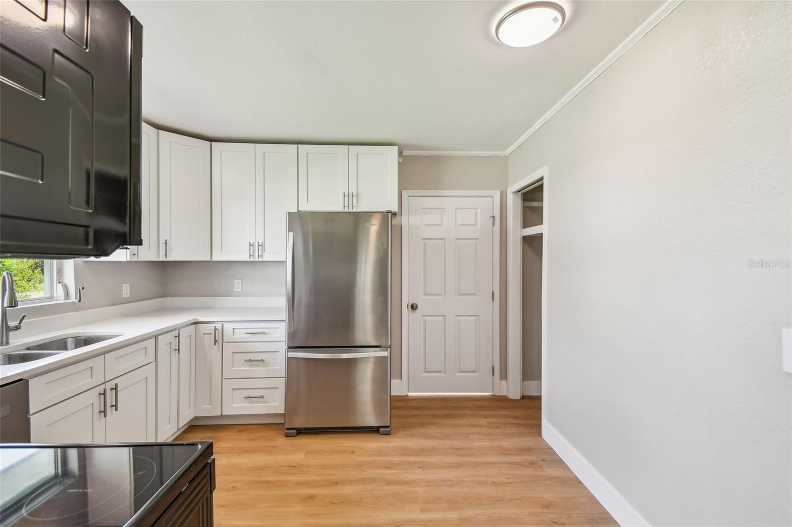 Listing photo id 7 for 951 Lantana Avenue
