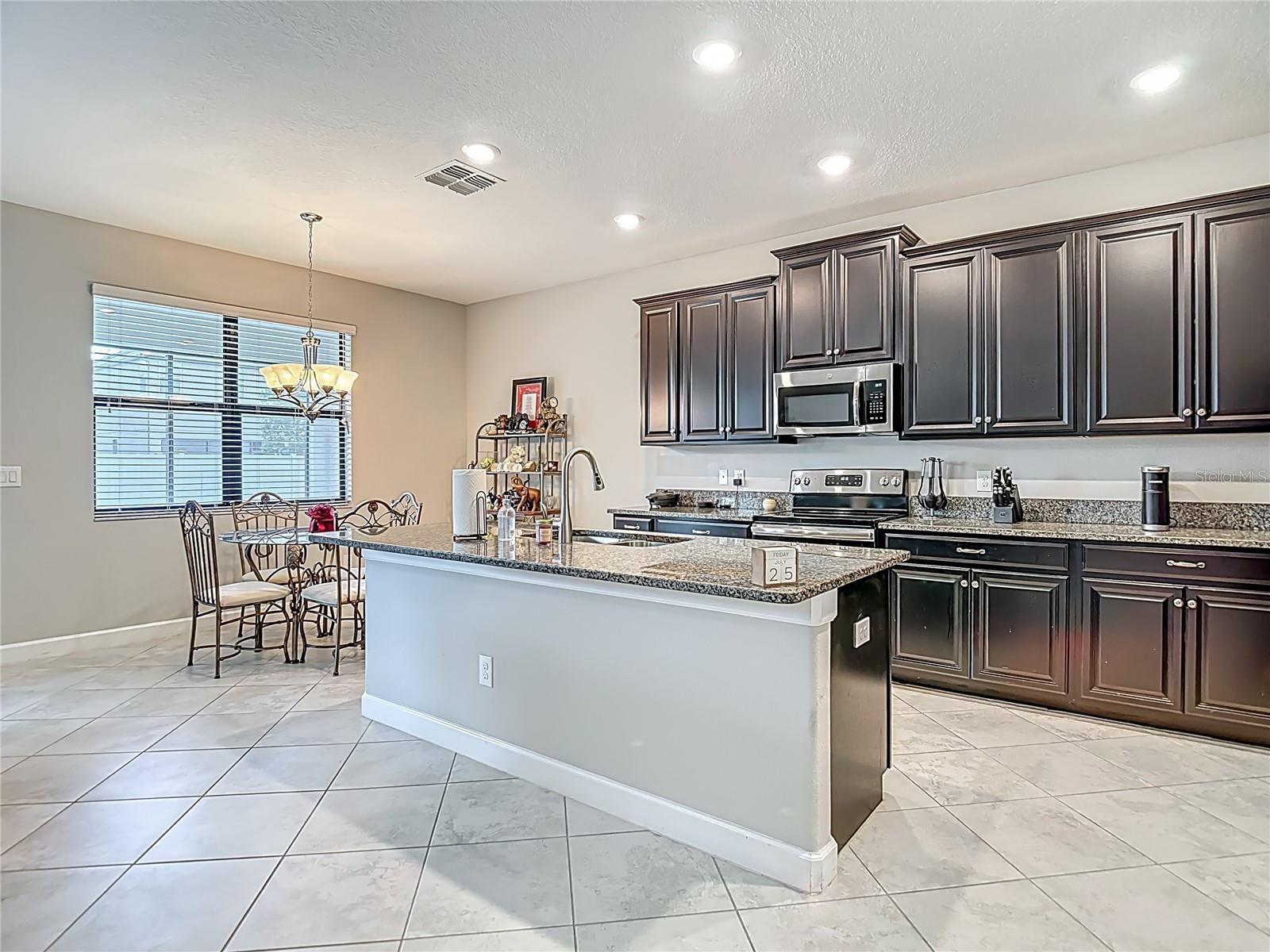 Listing photo id 11 for 4528 Coachford Drive