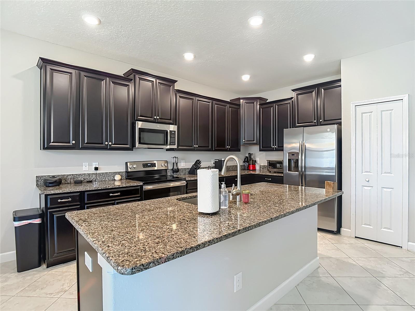 Listing photo id 12 for 4528 Coachford Drive