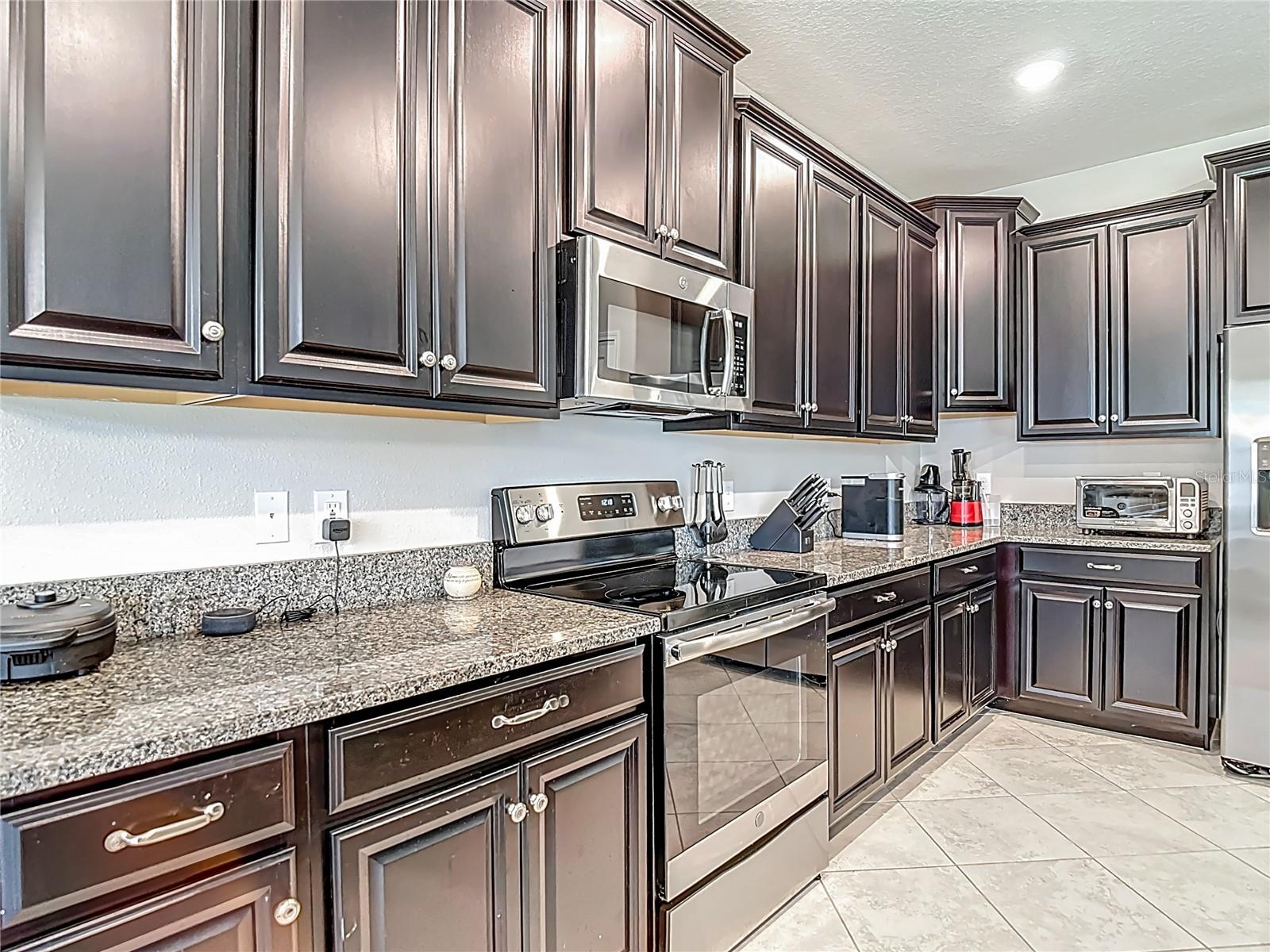 Listing photo id 13 for 4528 Coachford Drive
