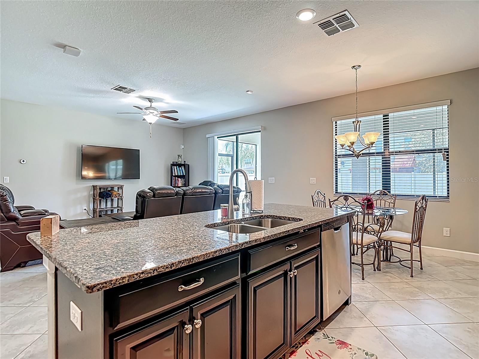 Listing photo id 15 for 4528 Coachford Drive