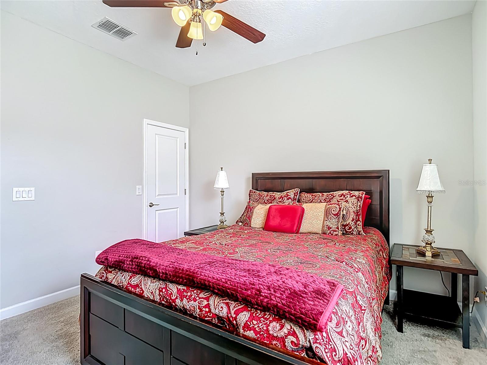 Listing photo id 18 for 4528 Coachford Drive