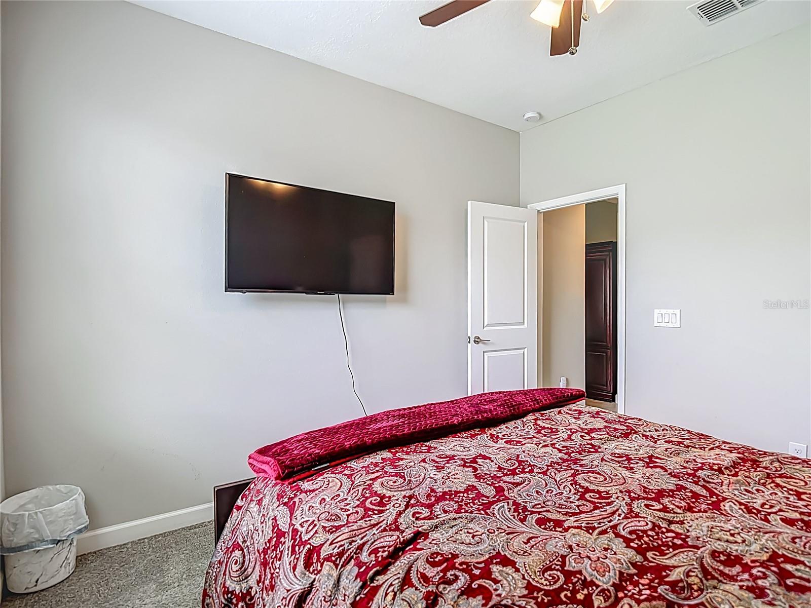 Listing photo id 19 for 4528 Coachford Drive