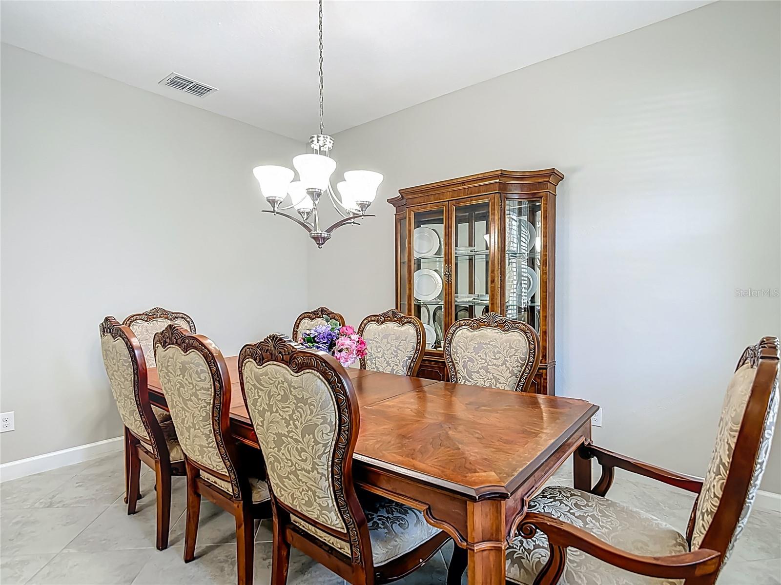 Listing photo id 5 for 4528 Coachford Drive