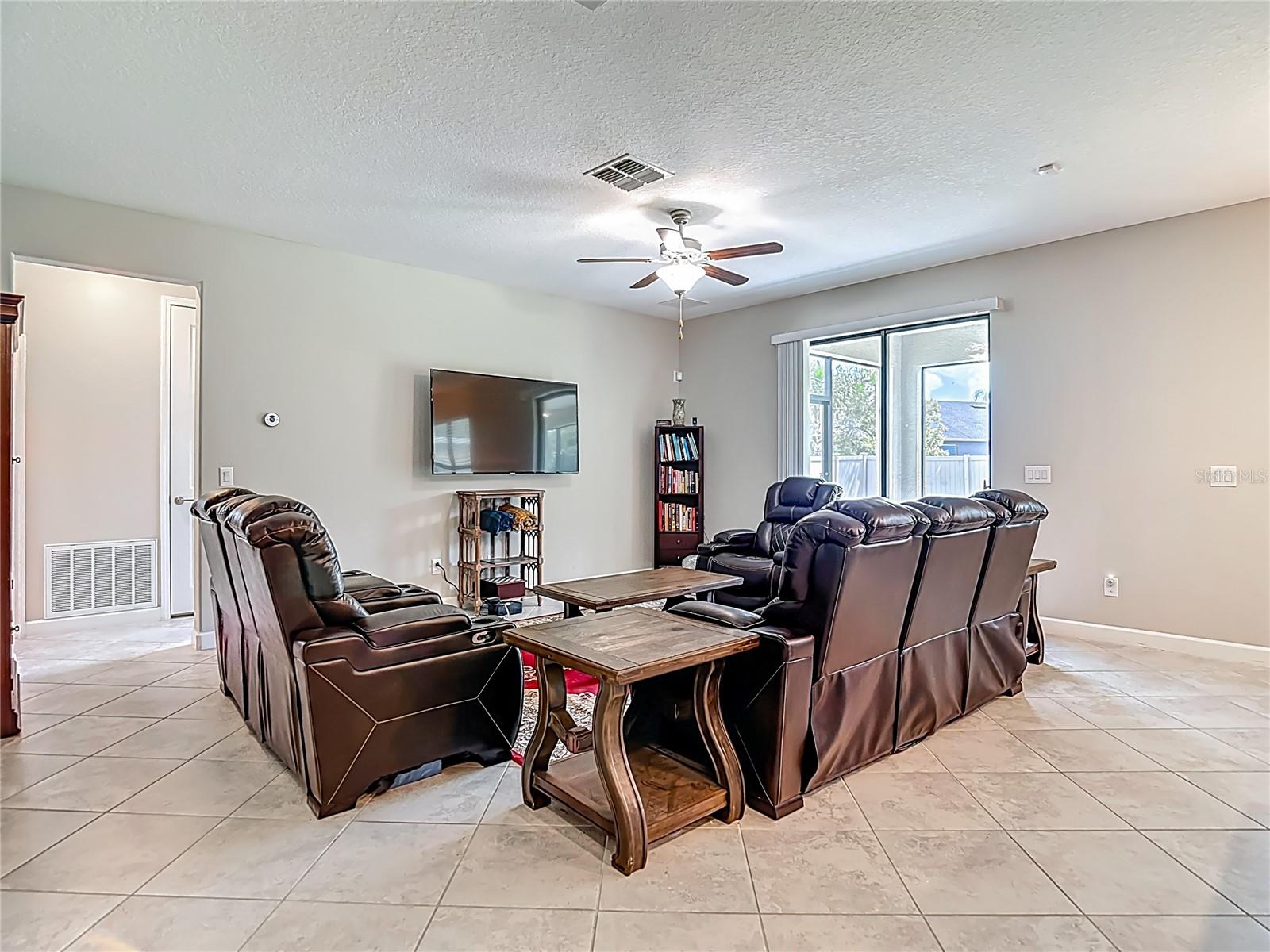 Listing photo id 7 for 4528 Coachford Drive