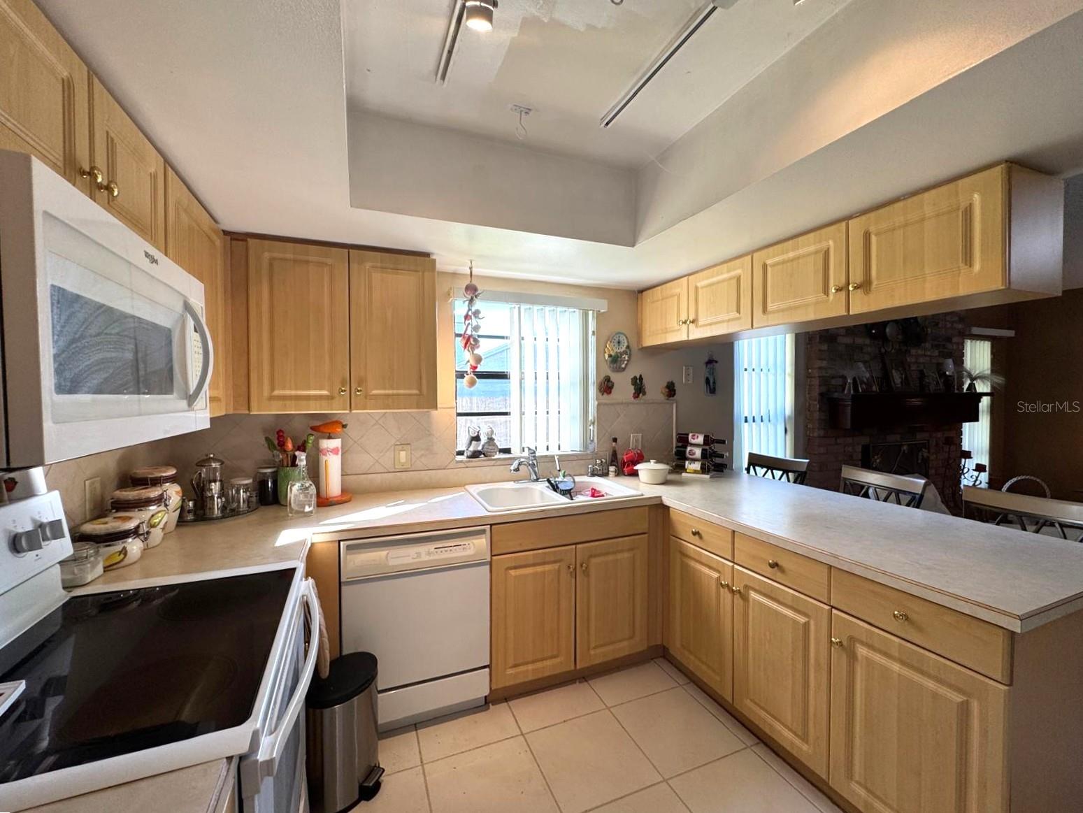 Listing photo id 13 for 10816 Roundview Lane