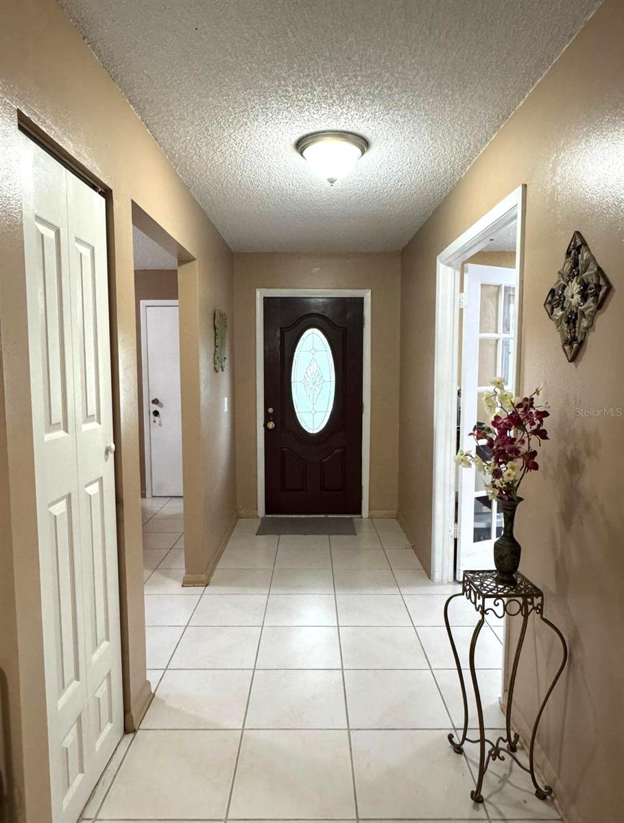 Listing photo id 3 for 10816 Roundview Lane