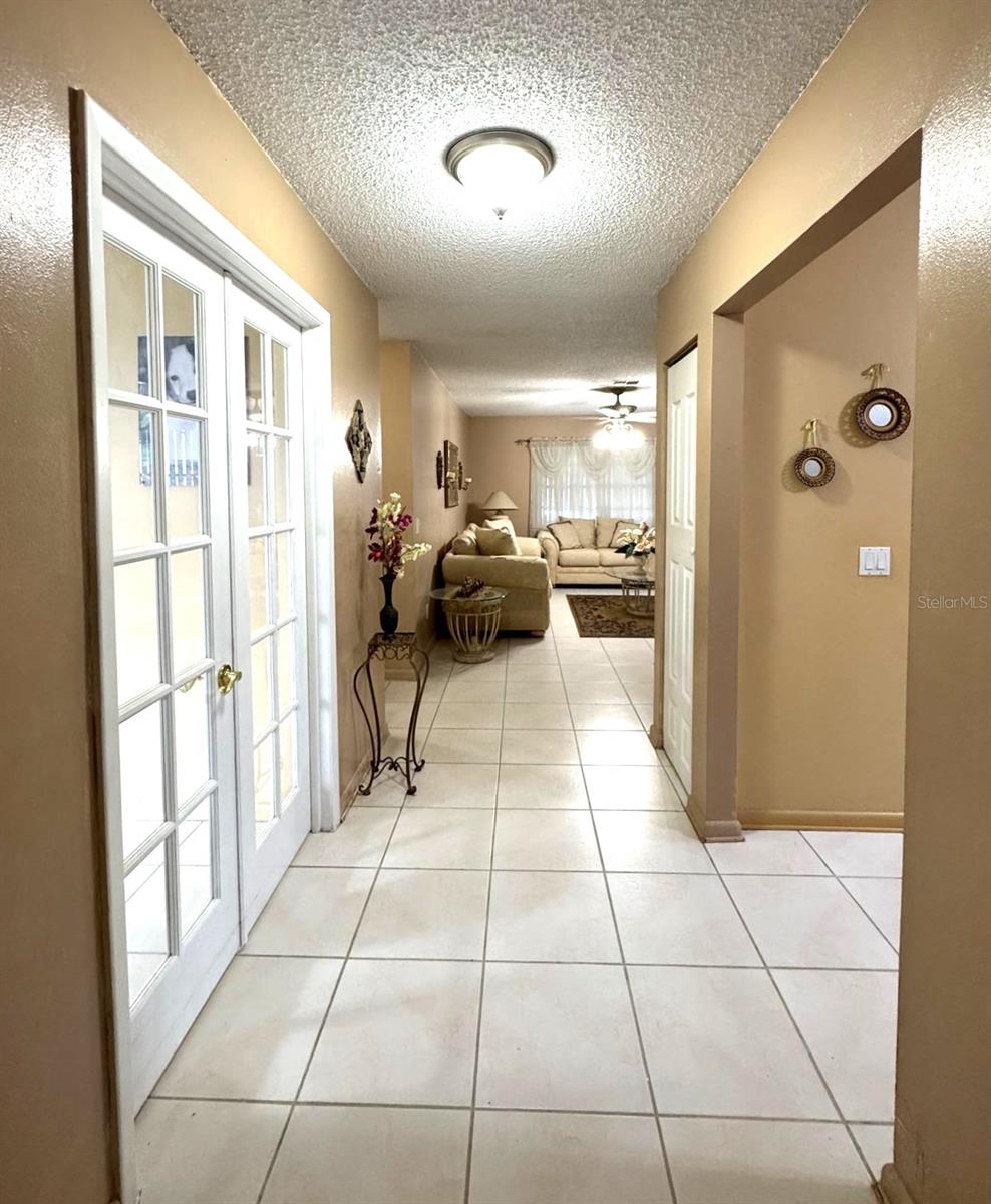Listing photo id 4 for 10816 Roundview Lane