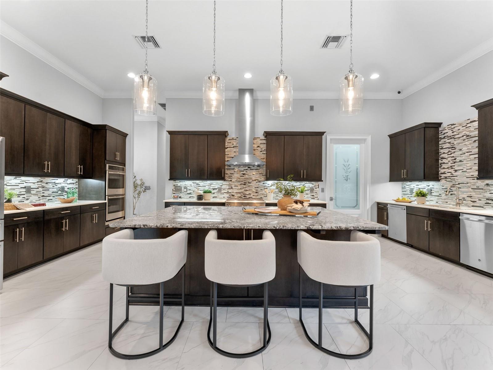 Listing photo id 16 for 8625 Tarpon Springs Road