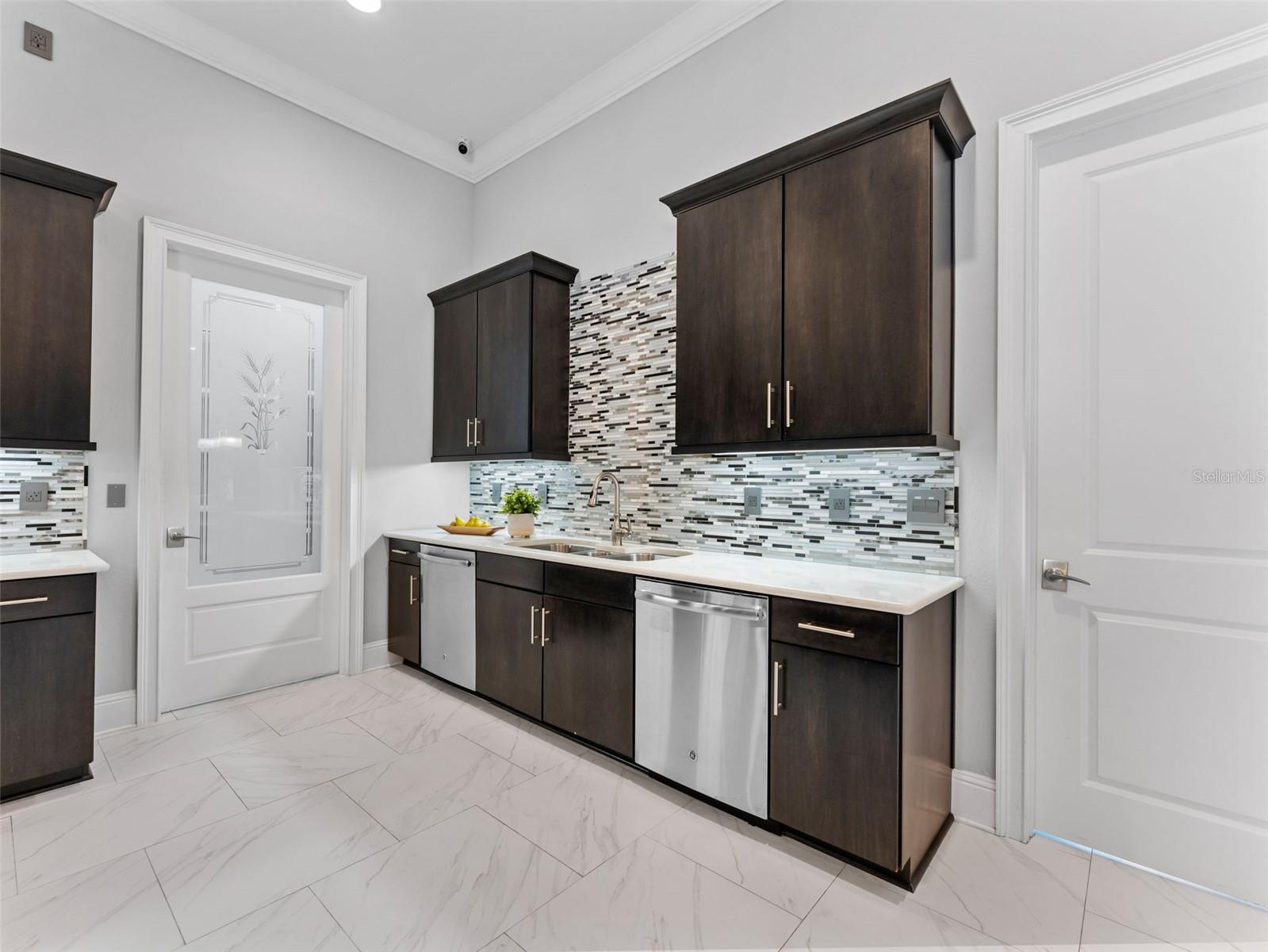 Listing photo id 17 for 8625 Tarpon Springs Road