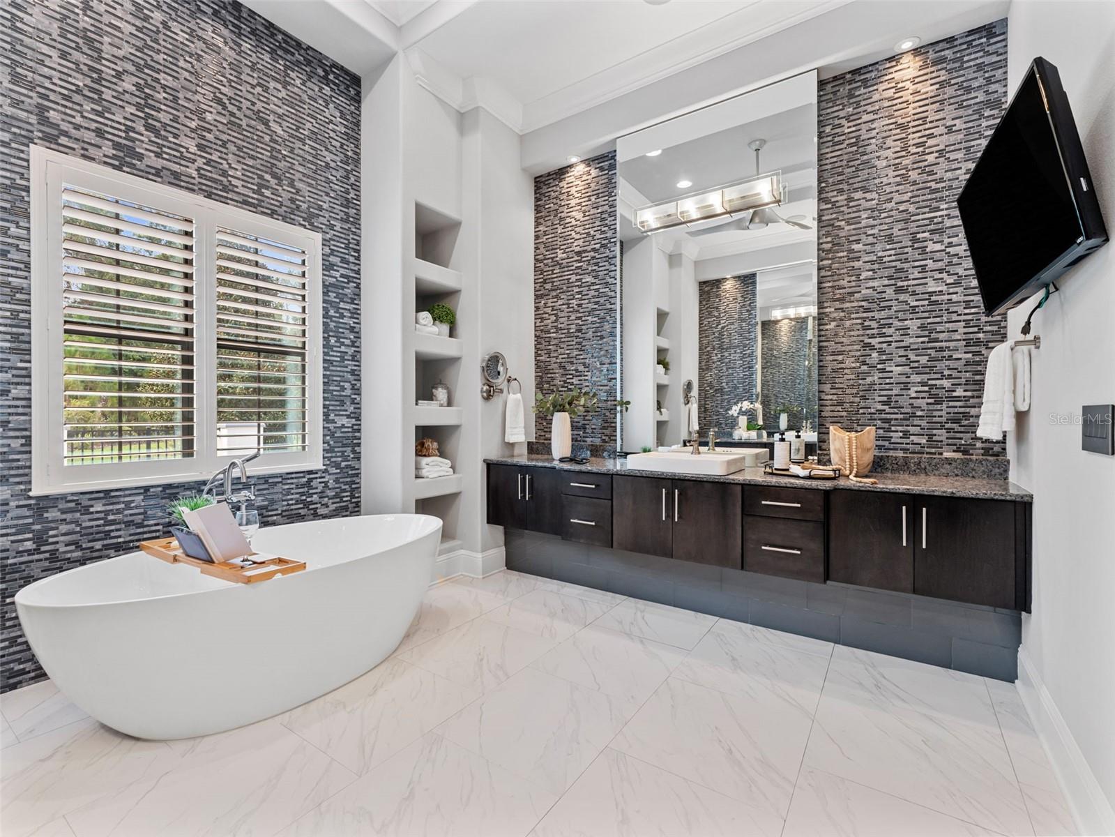 Listing photo id 38 for 8625 Tarpon Springs Road
