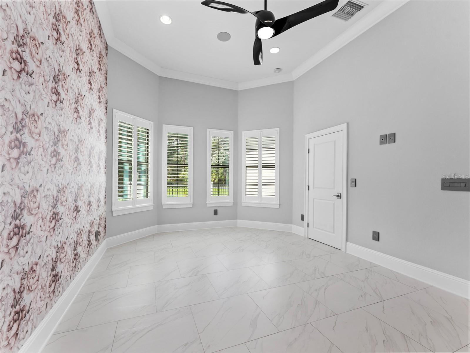 Listing photo id 44 for 8625 Tarpon Springs Road